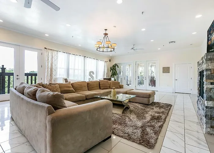Spacious 4Bd Luxury Penthouse With Balcony